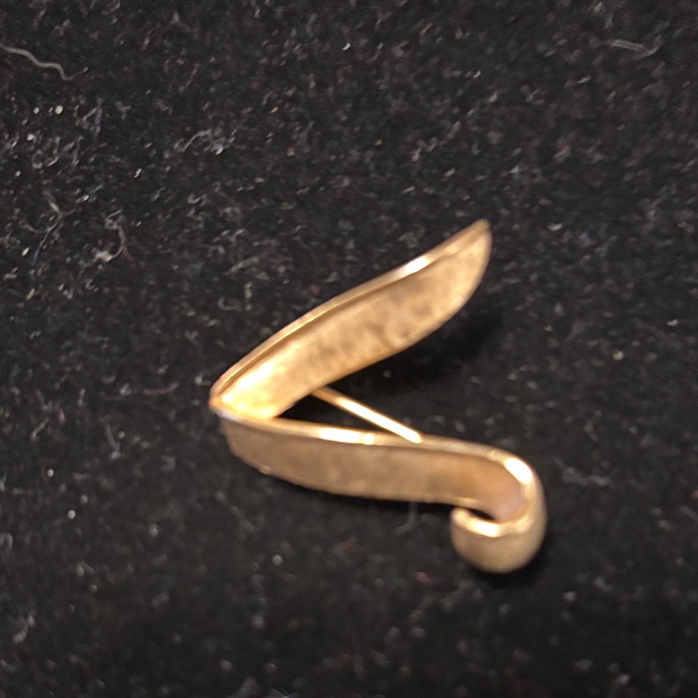 Elegant Gold   Tone by Trifari stamped
This pin is vintage squiggly pin